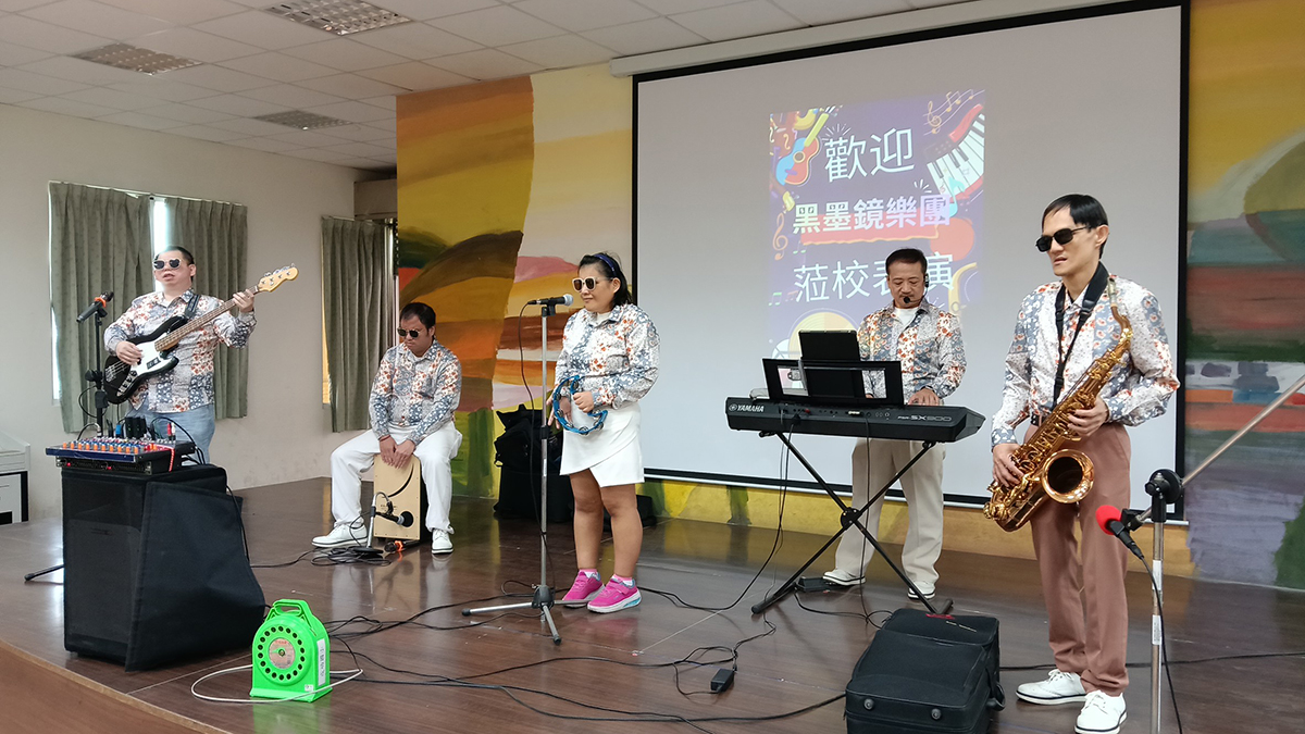 視障黑墨鏡樂團走進成功國小 用音樂敲開孩子心中的理解與善意 3 line oa chat 251120 112112