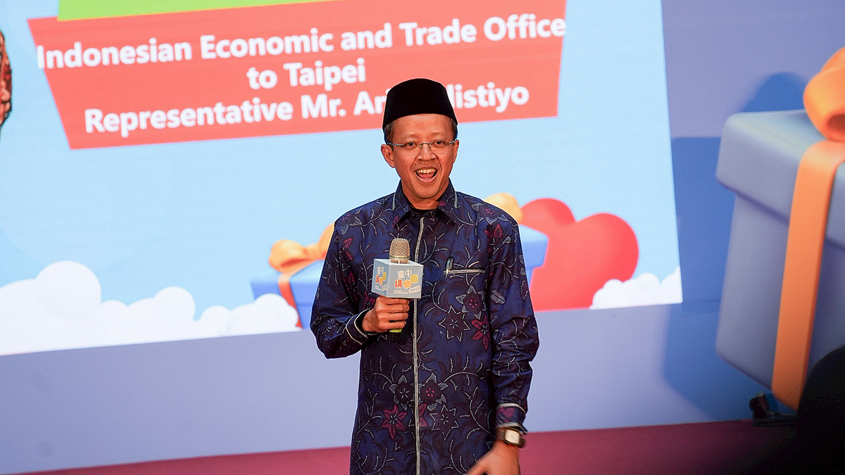 yinnizhutaidaibiaoailifuzhuhelituiwaijipengyouyidi