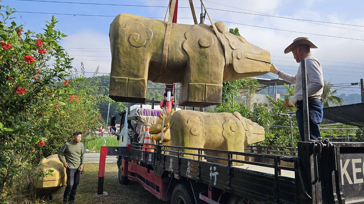 守護家園的象徵 三隻石犀牛落腳忠孝國小 延續埔里牛眠里祈安文化 4 line oa chat 251204 184857 group 0