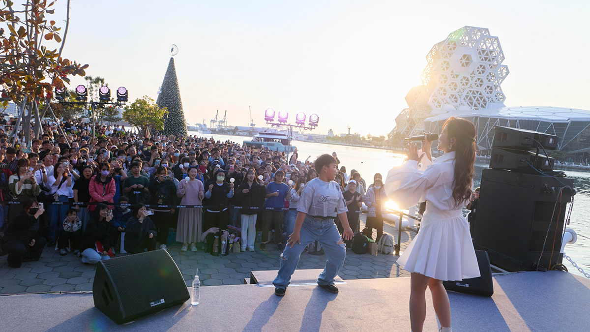 丁噹高雄港邊開唱成「小型演唱會」 驚喜合體原民弟弟家叡炒熱氣氛 3 3yuanmindididewujijingyanquanchangyubabunengrangdi