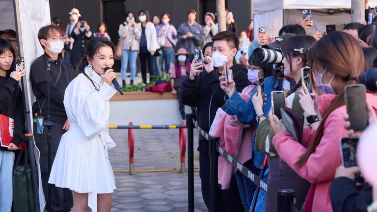 5dingdangqinqiexiawutaiyugemijinjulihudonghechang