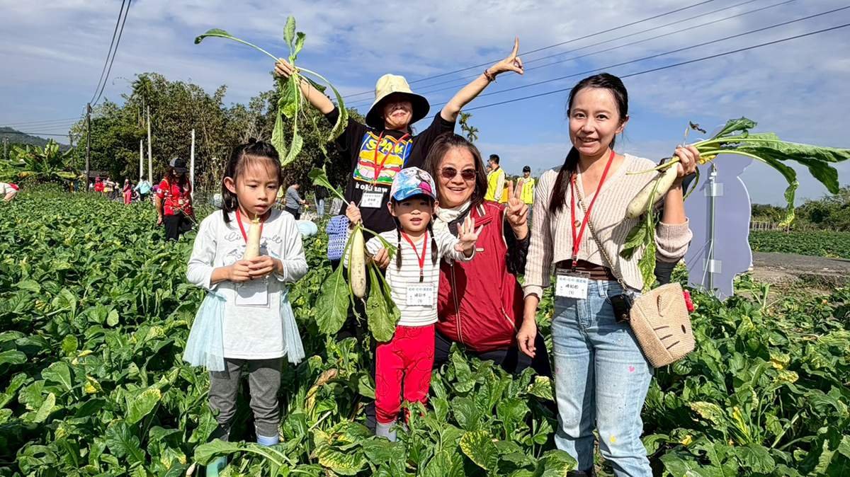 親子下田學食農 竹山鎮公所辦拔蘿蔔體驗推廣在地農產 2 line oa chat 260117 223625 group 3