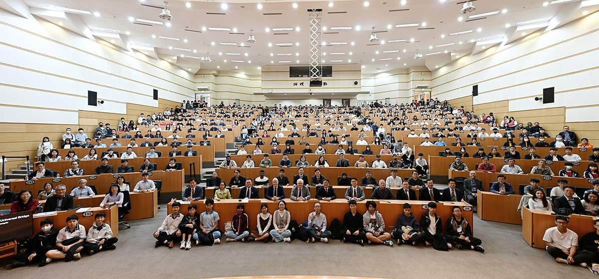 諾貝爾物理學獎得主施密特蒞臨中興大學 惠蓀講座座無虛席、跨世代共聆宇宙與未來 6 quanchangdahezhao