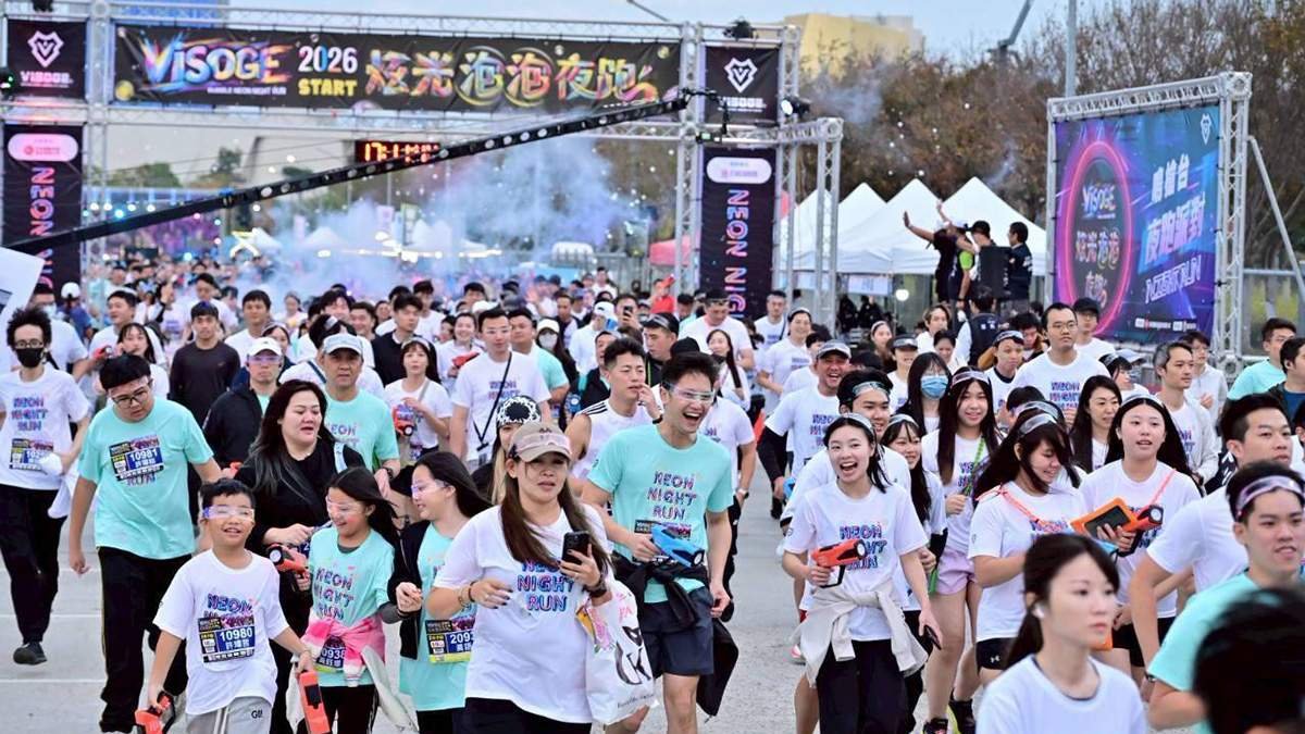 DJ 音樂+星光派對點亮夜空 「VISOGE 炫光泡泡夜跑」吸引逾5千人參與 4 saishi35gonglizushiheqinzihaoyouqinglyuyitongqings