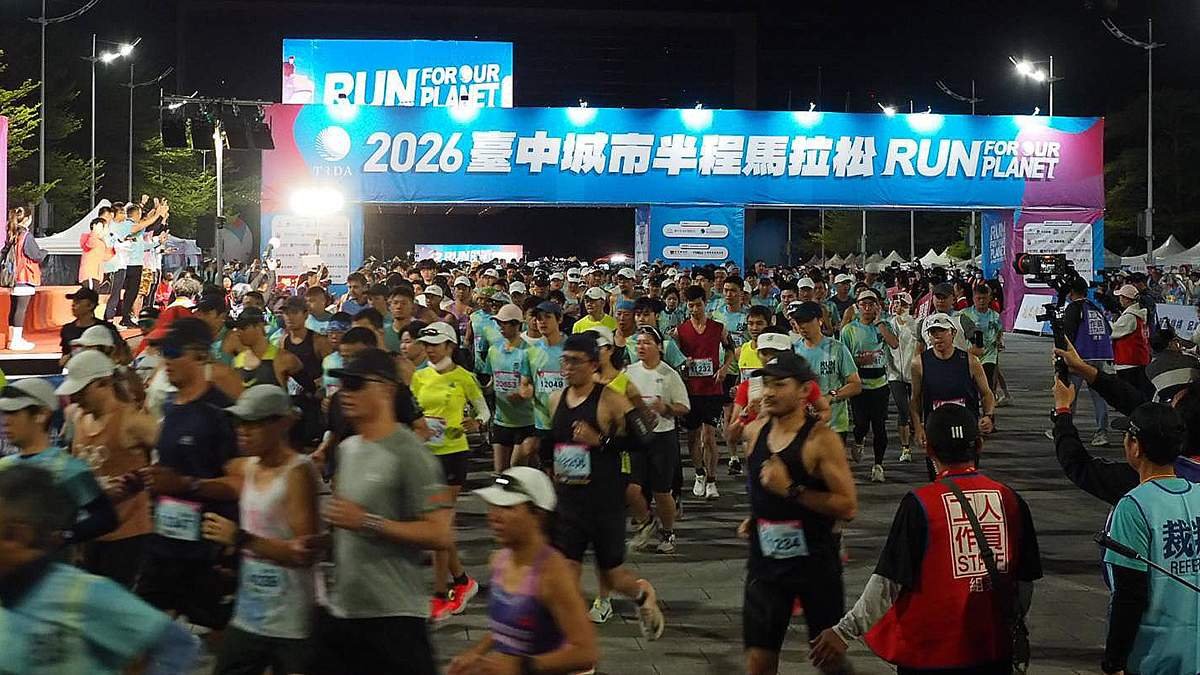 台中城市半馬回歸 1.5萬跑者花裝齊跑 3 taizhongchengshibanchengmalasonggongyou15wanpaozhe