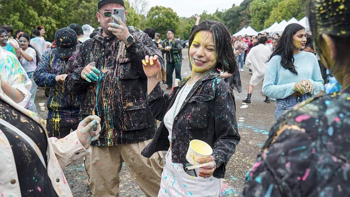 zhongshiholisecaikuanghuanjie3yue28ribaiyangshanbi