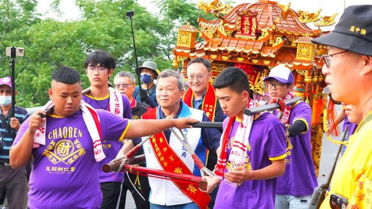 wuriyuquechaorengongtubuhuixiangcaotundunhegongzhe