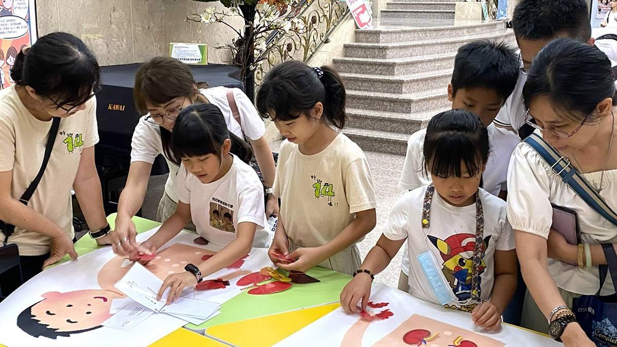 中山醫大變身「醫療冒險樂園」!200親子闖關玩AI醫療 器官移植、急救全入列 1 02qinzitouguopintukarenshigeqiguangongnengyuweizhi
