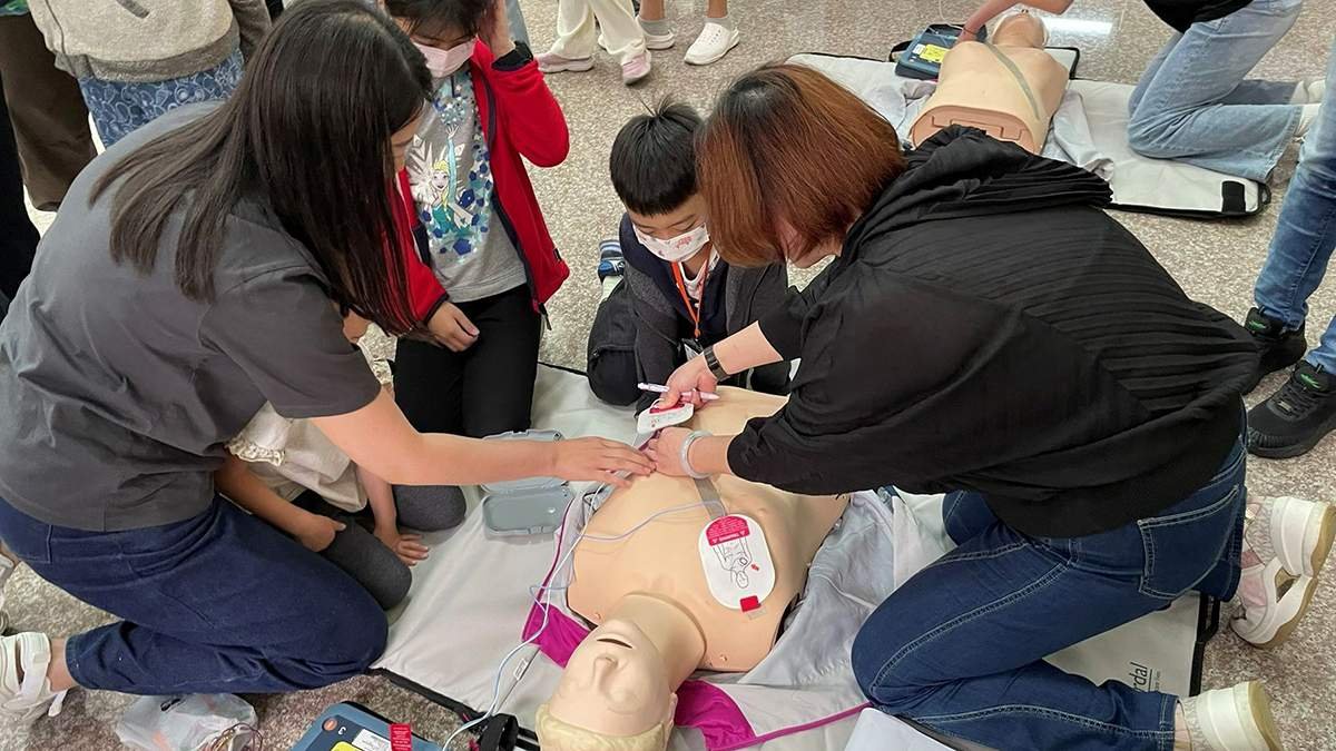 中山醫大變身「醫療冒險樂園」!200親子闖關玩AI醫療 器官移植、急救全入列 3