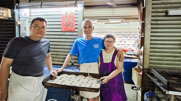 「鹹甜引路臺南味」尋訪老餅香 水仙宮市場天心軒傳承一甲子素食糕餅 4 1dierdaiwuwenxiongfuqiyuerziwuzongxunyikuaidalibin