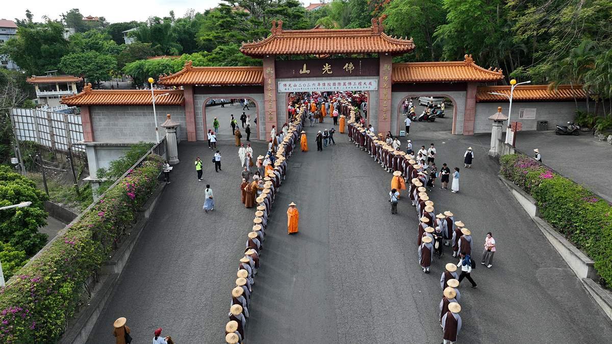 佛光山國際萬佛三壇大戒行腳托缽圓滿 心保和尚勉共行「成佛之道」 4 line oa chat 260511 111854
