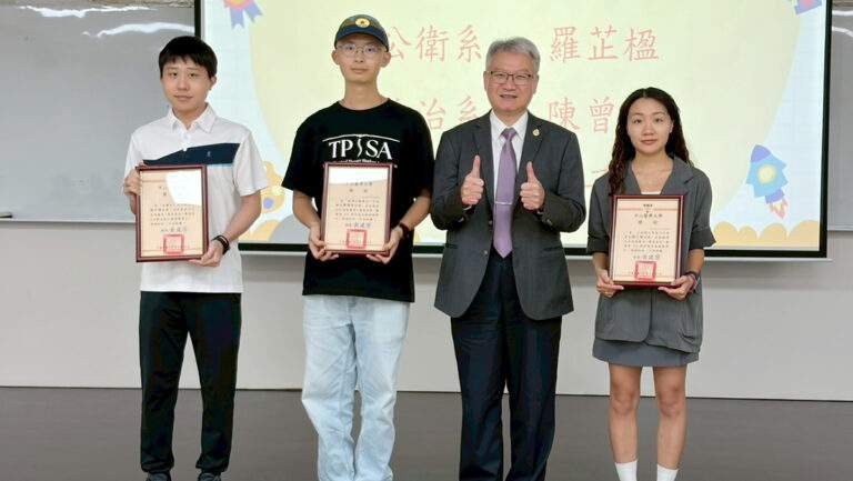520用行動傳遞愛!中山醫大4學生獲選品德楷模 癌童、聽損生故事感動人 3 zhongshanyidajubanpindekaimobanjiangyouxiaozhanghu