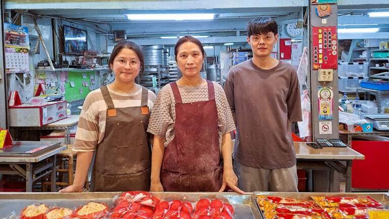台南東菜市飄香一甲子 萬香餅舖傳承三代翻轉祭祀糕點 6 1wanxiangbingpumuqianyoudierdaiyudisandaigongtongj