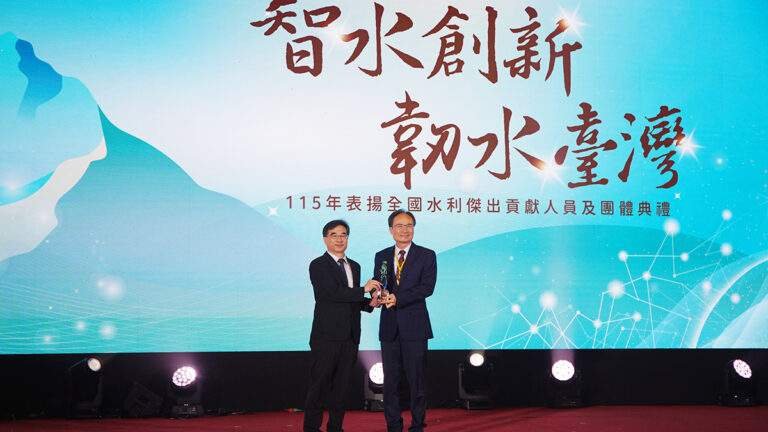 中興大學副校長蔡清標獲頒水利界最高榮譽大禹獎 海洋防災與治理貢獻獲肯定 7 shengenghaiyangyuzhishuiyu40nianxingdacaiqingbiaof