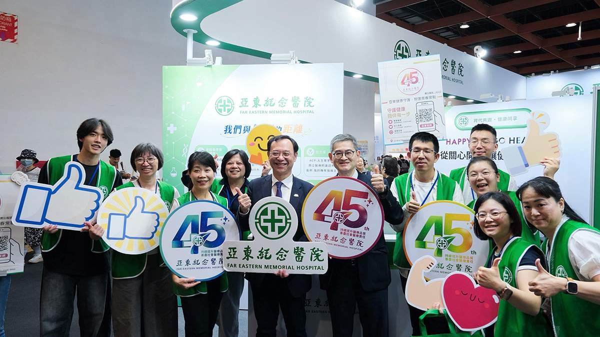 超高齡時代健康怎麼顧?亞東醫院打造「再青春」體驗館 AI步態、腦健康、VR療癒一次玩 1 line oa chat 260807 130907