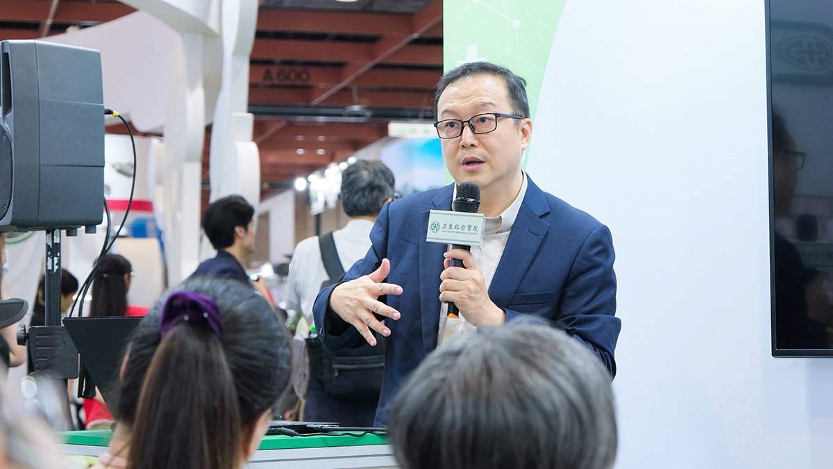 超高齡時代健康怎麼顧?亞東醫院打造「再青春」體驗館 AI步態、腦健康、VR療癒一次玩 4 line oa chat 260807 130916