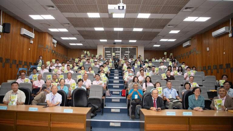 農用友善植保產品邁向產業化 興大攜手產官學研探討永續農業 5 zhongxingdaxuehuangzhenwenzhongshentepinjiaoshouzh