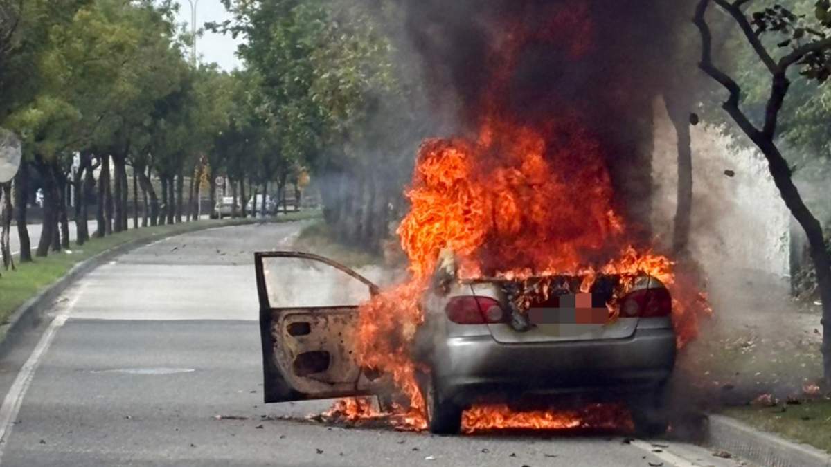 台中大里轎車起火成火球 消防撲滅後車內發現1人OHCA 1 1789885600478