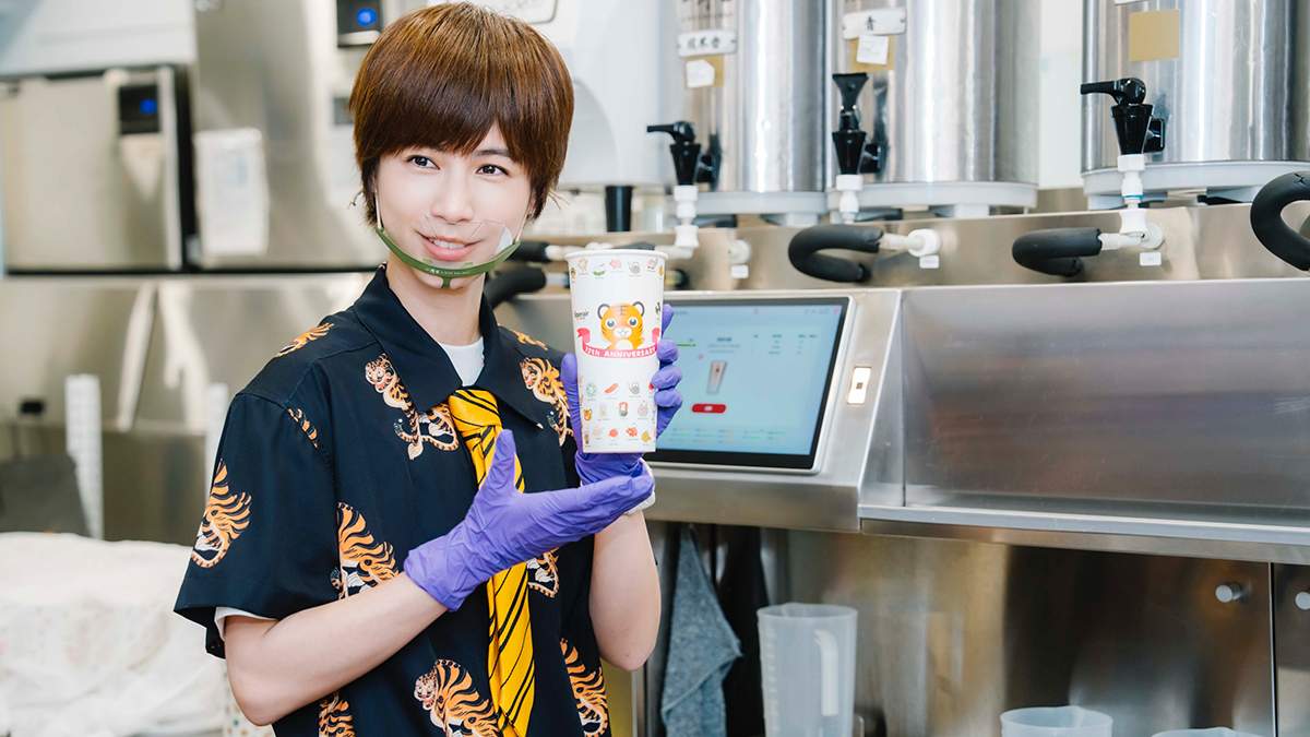 魏嘉瑩化身一日店長 邀民眾「虎爪舞」換聯名飲品 3