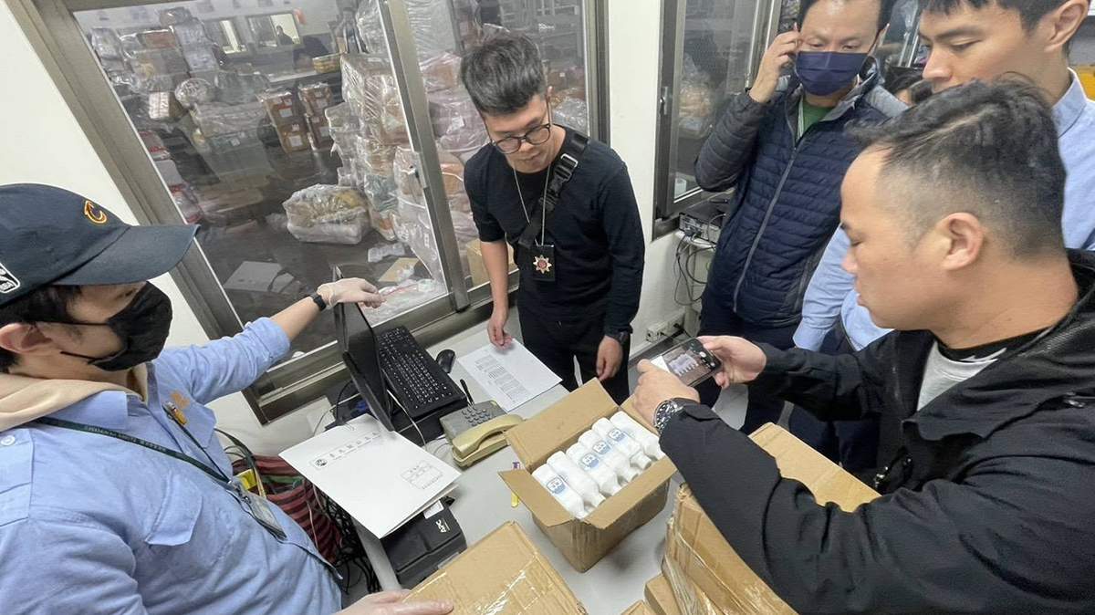 劉德華竟成收件人!禽流感疫苗偽裝「酸奶」闖關 海巡查扣93.6公升 3 795253113 1553197426846080 563081512053306588 n