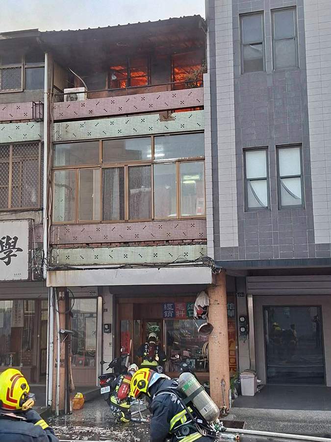 中秋連假首日台中南區民宅火警 3樓儲藏室起火延燒鄰宅 3 796303124 1606497254847974 7383390249512535275 n