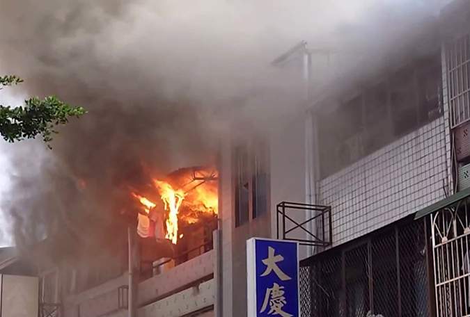 中秋連假首日台中南區民宅火警 3樓儲藏室起火延燒鄰宅 2 819470871 2091698565038907 3655780593462465014 n