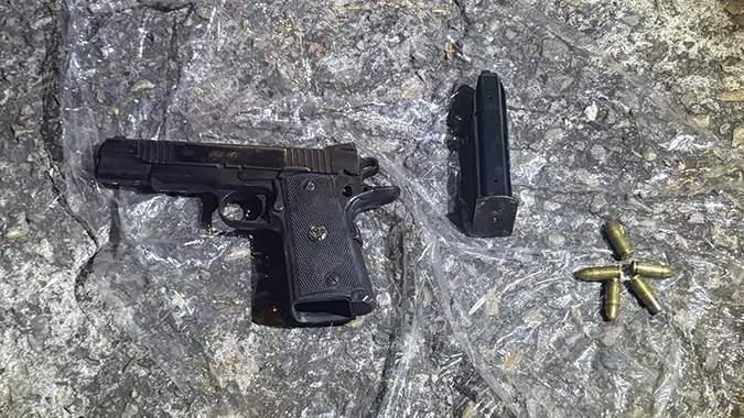 山老鼠竟藏改造手槍!南投山區倉庫成藏槍據點 警突襲逮人 2 當場查扣改造手槍1把、子彈5發