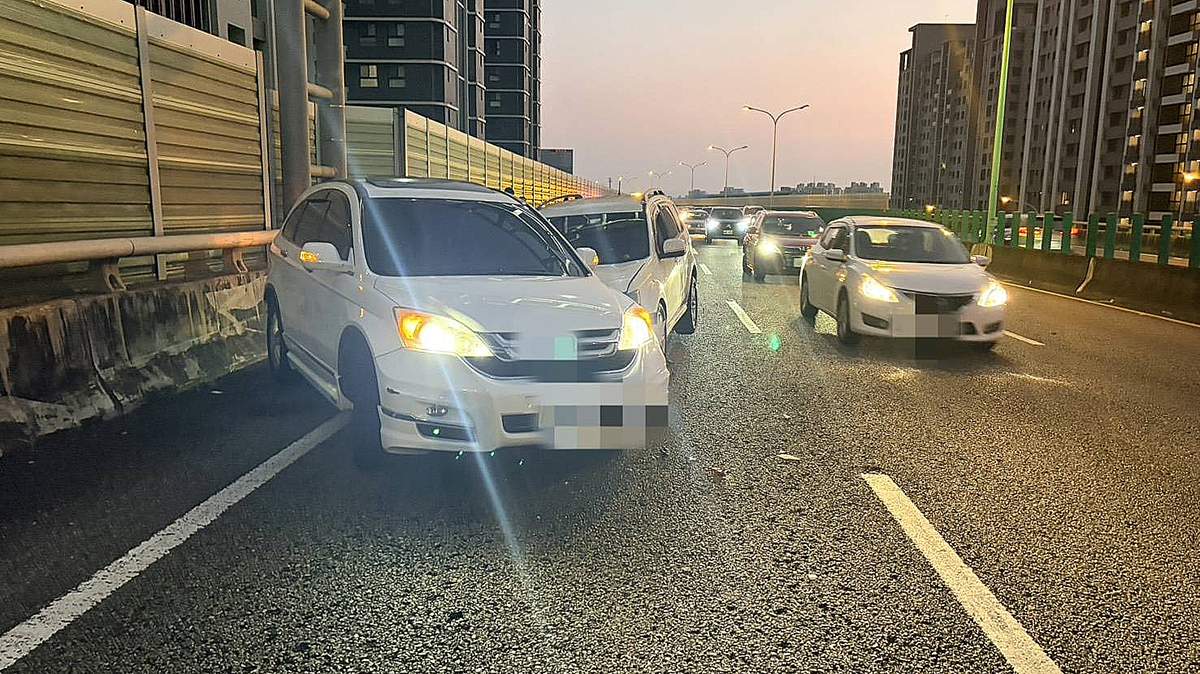 台74線變換車道釀3車碰撞 女乘客腳傷送醫、3駕駛無酒毒駕 1 910357 0