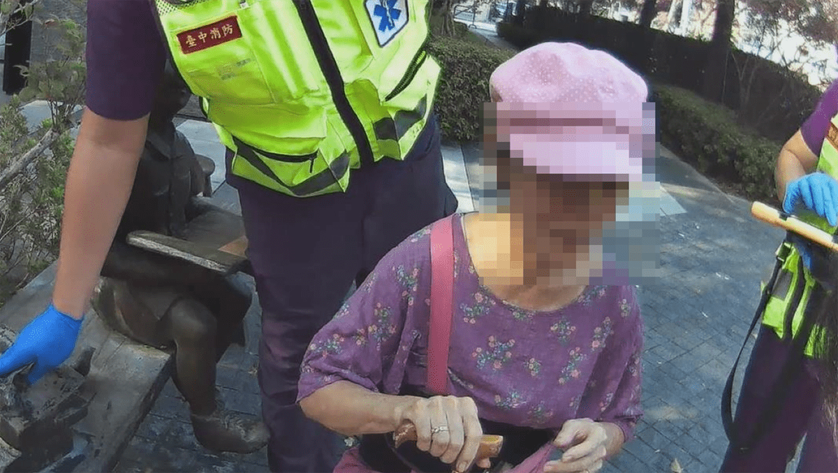 「公主抱」送回家!老婦跌倒拒送醫 台中警一路護送到4樓 2 S 89292814 0