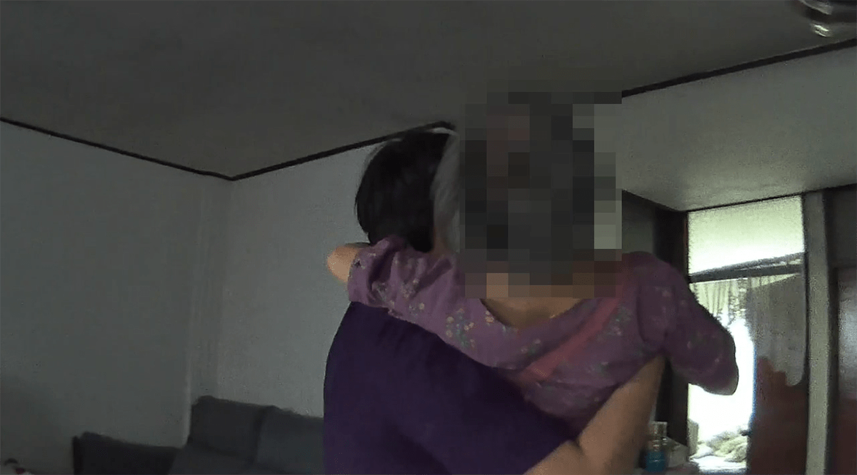 「公主抱」送回家!老婦跌倒拒送醫 台中警一路護送到4樓 1 S 89292818 0