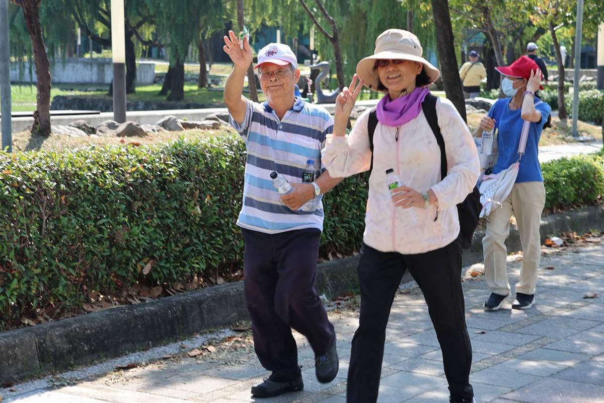重陽禮金今起發放!台中逾53萬長輩受惠 敬老月串聯中彰投苗優惠 3 canjiazheyanzhediguozhitangchangjianzou1quan