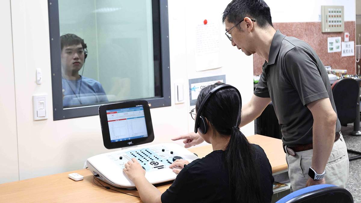 聽力師申請海外執業資格，須檢附修課紀錄、臨床實習時數及國內證照等文件接受審查。