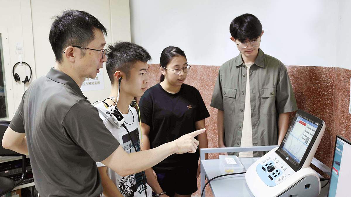 中山醫大教師進行專業課程教學，完整課程與臨床實習紀錄成為畢業生申請海外執業資格的重要審查依據。