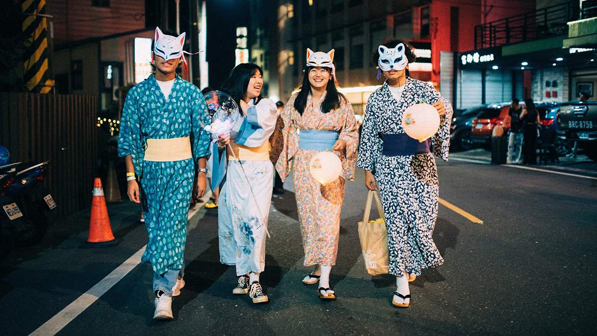 民眾穿著日式浴衣參與關子嶺夜祭踩街遊行，感受濃濃日式祭典氛圍。