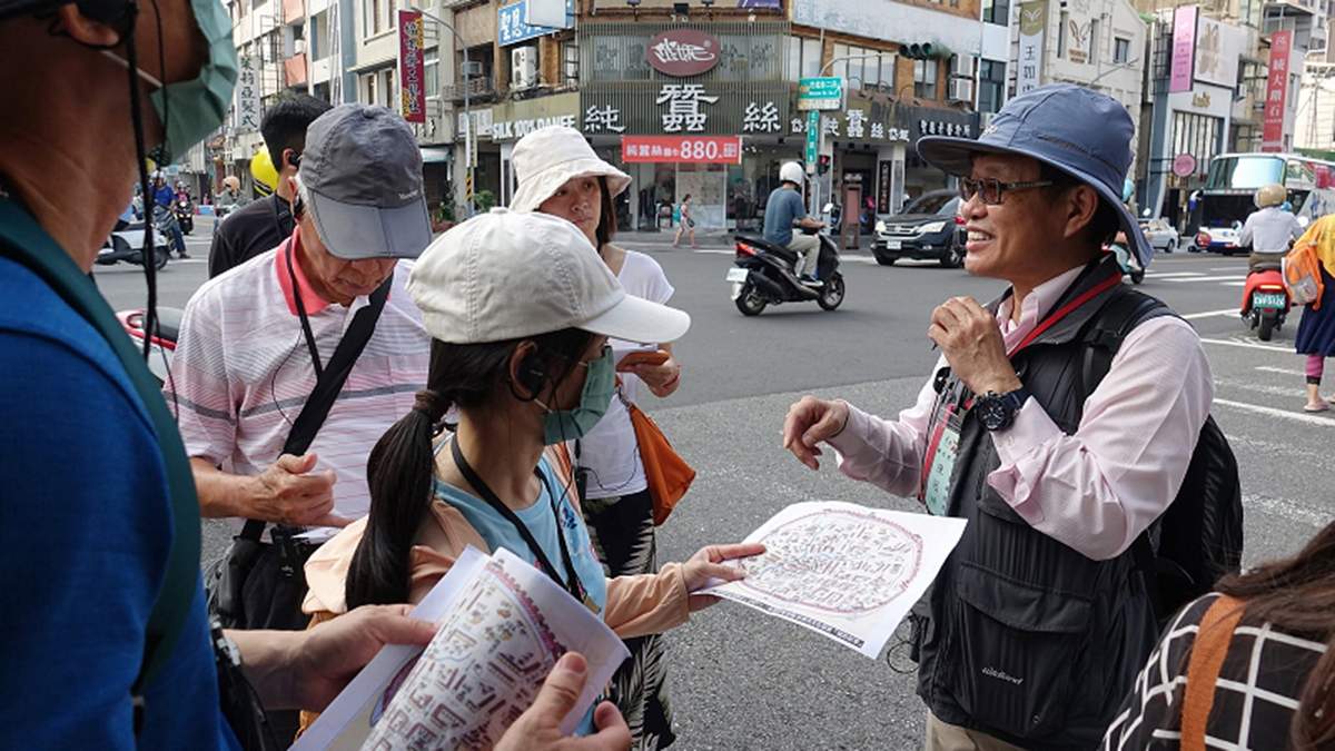 鐵道小旅行由陳冠州老師帶隊導覽，帶領民眾走訪臺南車站與保安車站，認識鐵道文化。