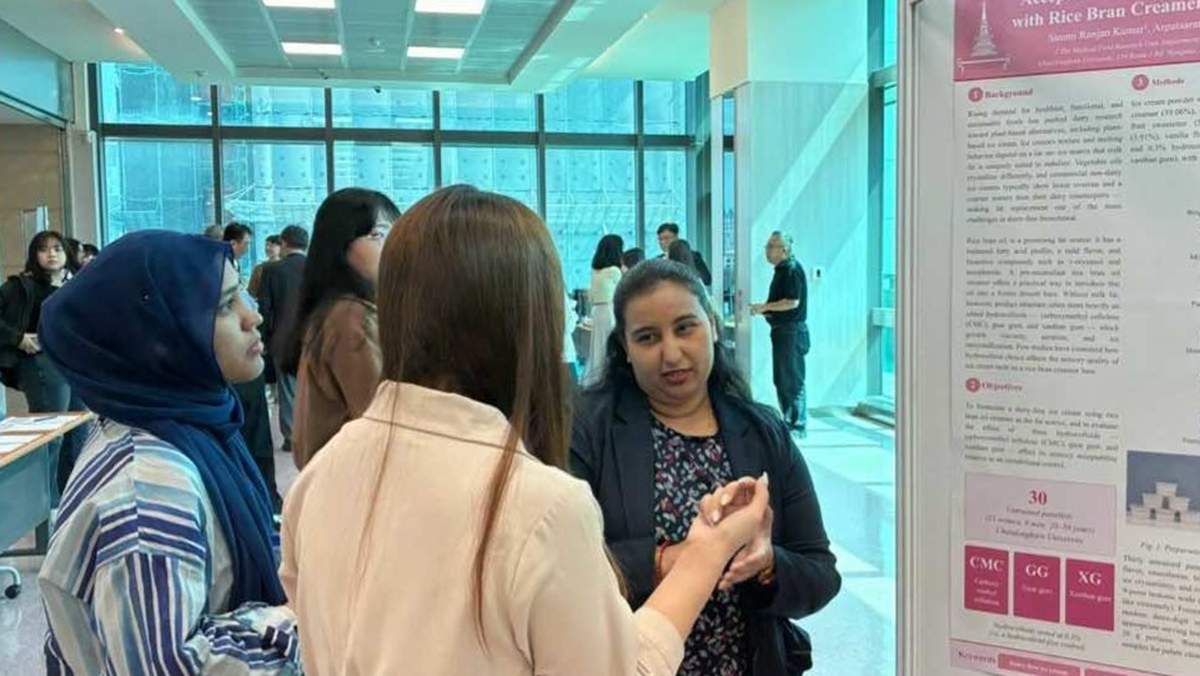 學術海報展示現場，學者透過一對一解說研究成果，促進各國與會者交流分享。