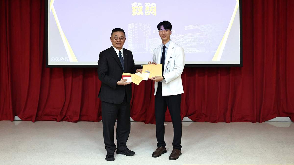 中山醫大獲双美捐百萬獎學金 3年助22名醫學生逐夢 2 中山醫大醫學系學生莊向軒(右)代表獲獎學生致贈感謝卡,感謝双美支持學子安心就學。
