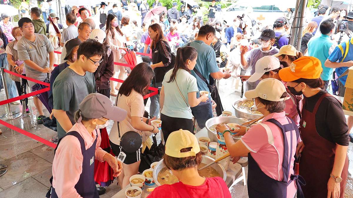 民眾排隊領取雞湯
