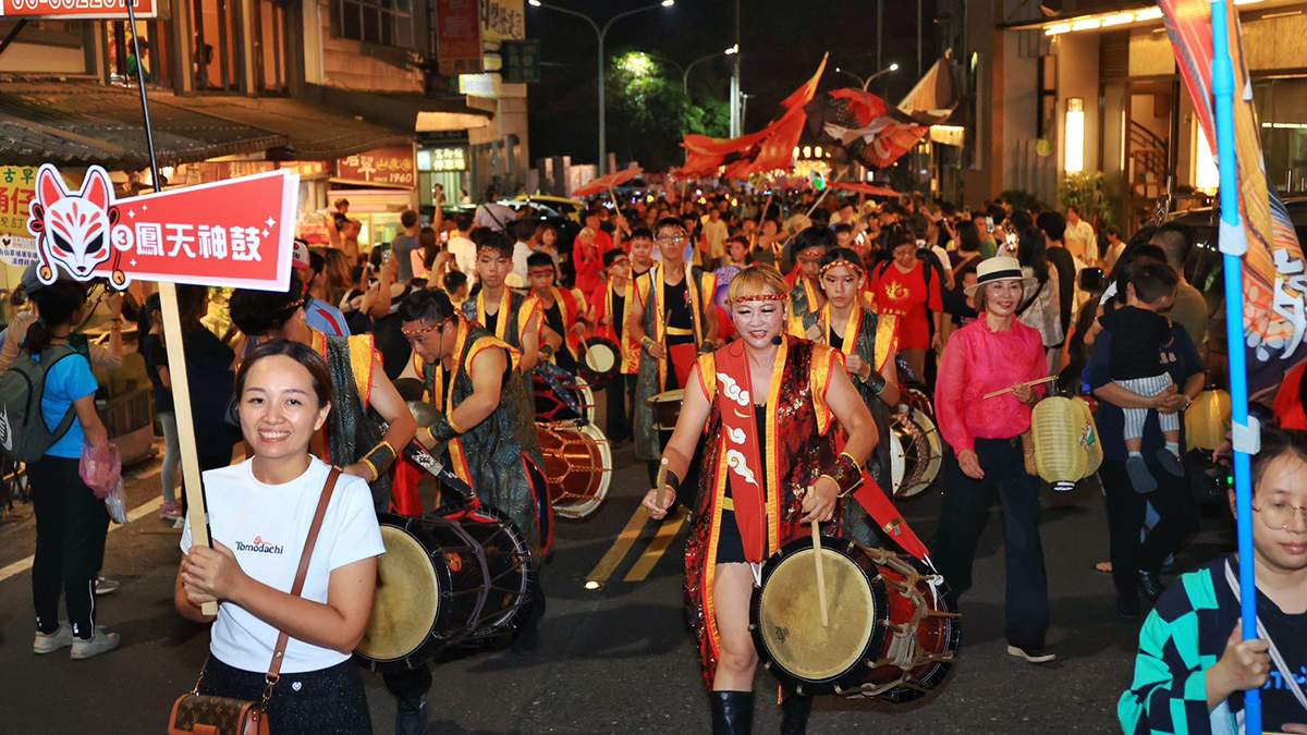 關嶺夜祭踩街熱鬧登場，民眾穿著浴衣、提燈遊行，感受溫泉小鎮節慶氛圍。