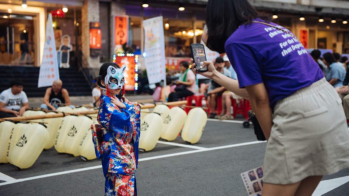 民眾穿著日式浴衣參與關子嶺夜祭踩街，沿街歡樂遊行，感受濃濃日式祭典氛圍。