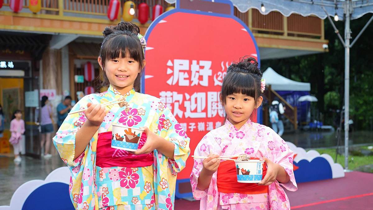 民眾穿著日式浴衣排隊領取雞湯，感受溫泉美食與日式風情。