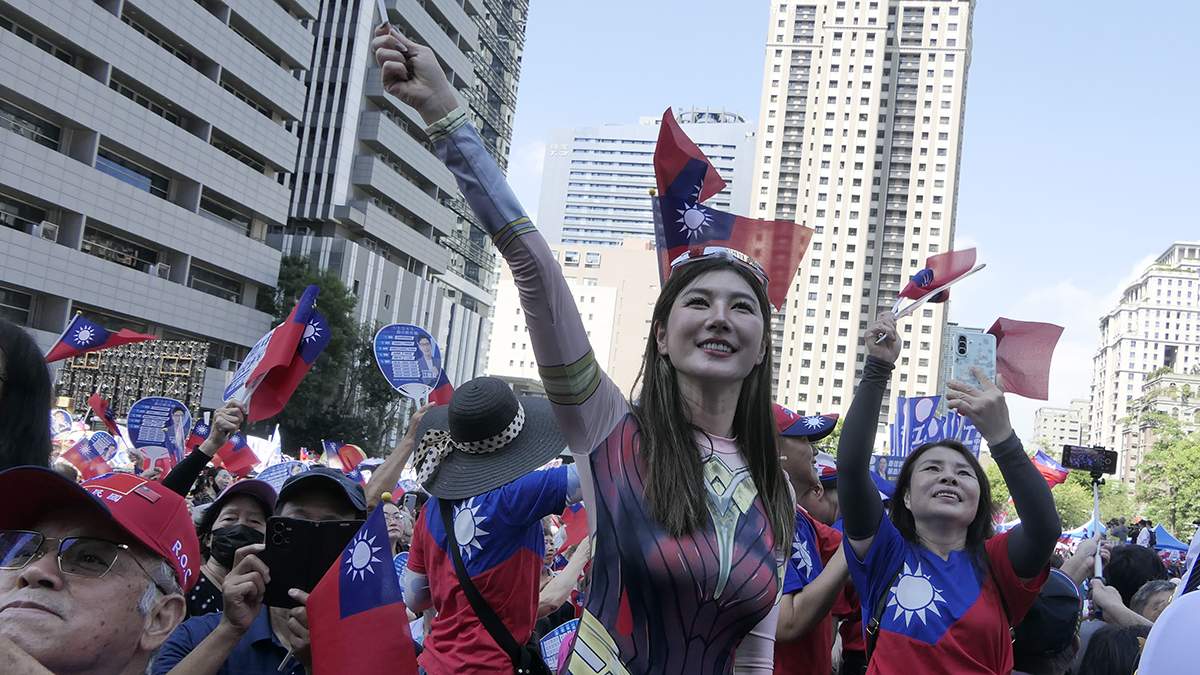被譽為「運動界神力女超人」的陳榆妡現身支持，亮眼身影在人群中特別受到注意。