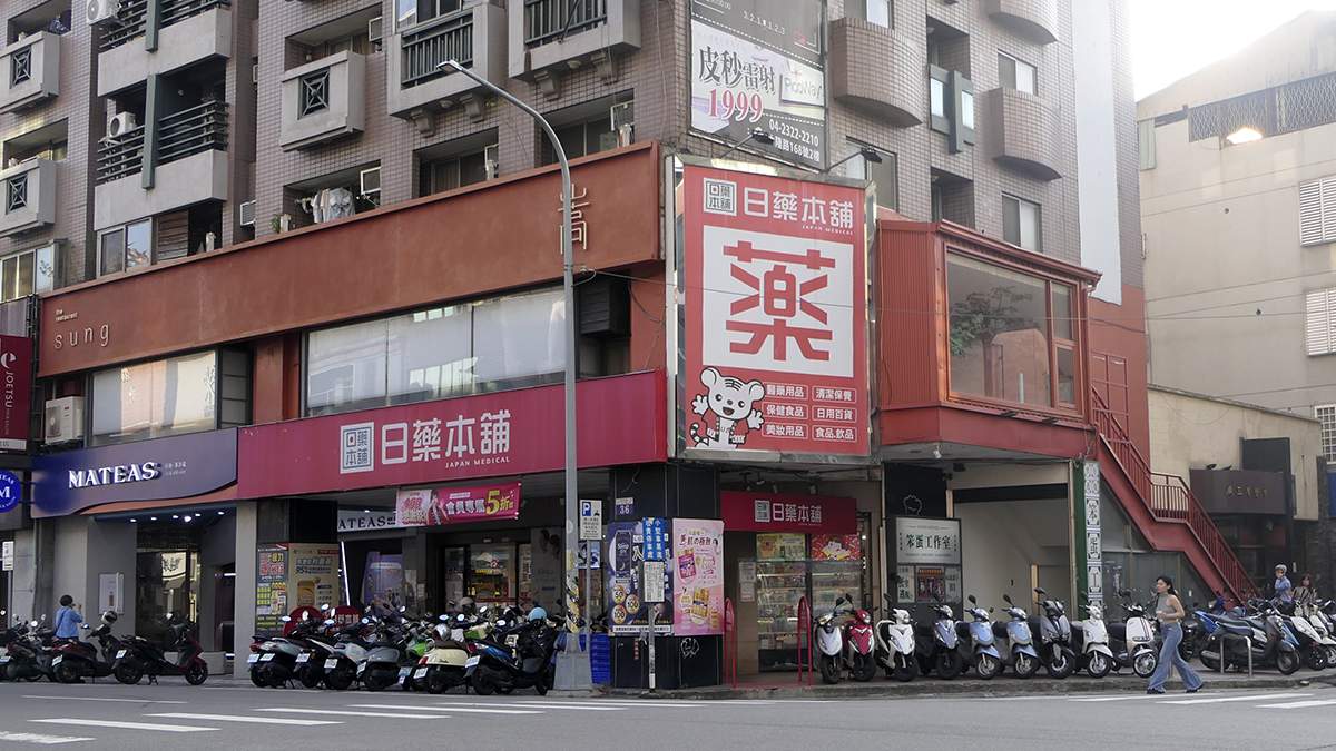 台中餐廳嵩 sung遭顧客反映飲料裝飾花有活蛞蝓，業者致歉並自主停業一天檢視衛生流程。