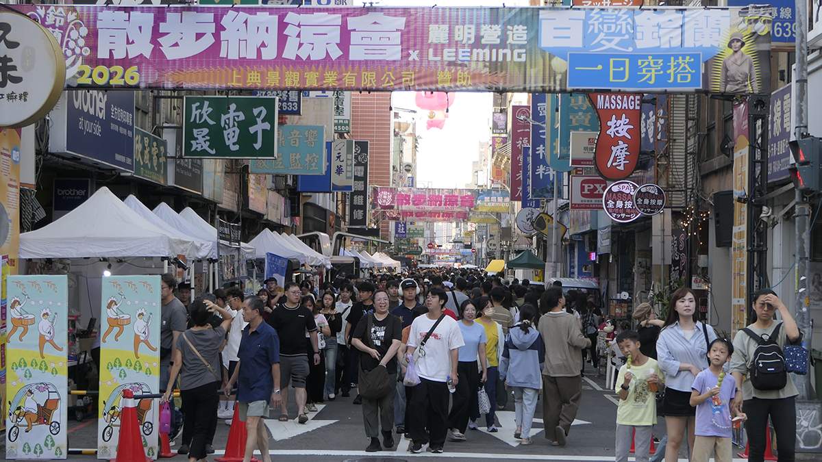 鈴蘭通散步納涼會第二天逢光復節補假，台中舊城區湧入人潮，市集熱鬧滾滾。