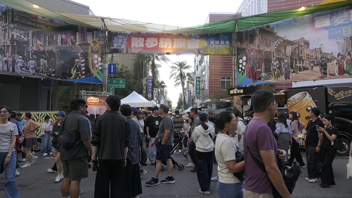 鈴蘭通第二天雖無變裝大遊行，市集依舊人潮不斷，民眾逛攤、吃美食、拍照打卡，熱鬧不減。