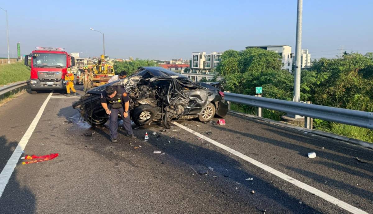國慶連假首日國道6號死亡車禍!轎車撞護欄全毀 男駕駛送醫不治 1 國道6號霧峰出口匝道清晨發生死亡車禍,轎車撞護欄全毀,男駕駛送醫搶救不治。