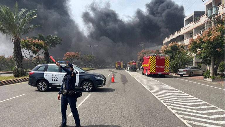 台中清水中清路九段輪胎起火，黑煙直竄天際，消防出動7車15人搶救，居民緊閉門窗。