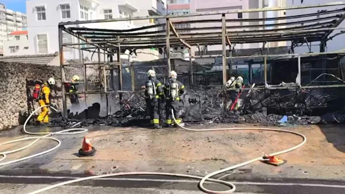 澎湖馬公鐵皮車庫陷火海!39輛出租機車全燒毀 黑煙竄天市區可見 2 澎湖馬公成功街鐵皮車庫陷入火海,39輛出租機車全數燒毀,濃煙直竄天際。
