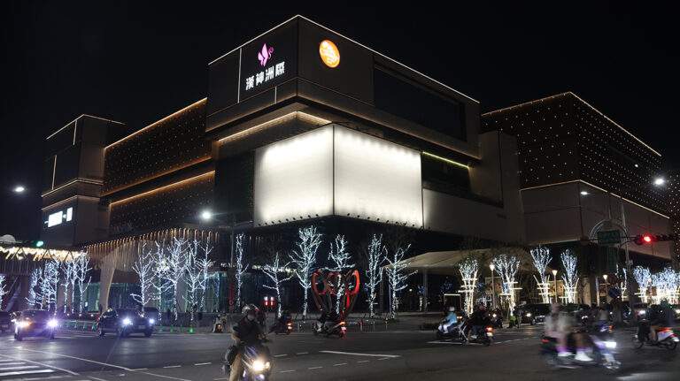台中漢神洲際購物廣場中午傳墜樓事件，16歲女高中生失去呼吸心跳，送醫搶救。