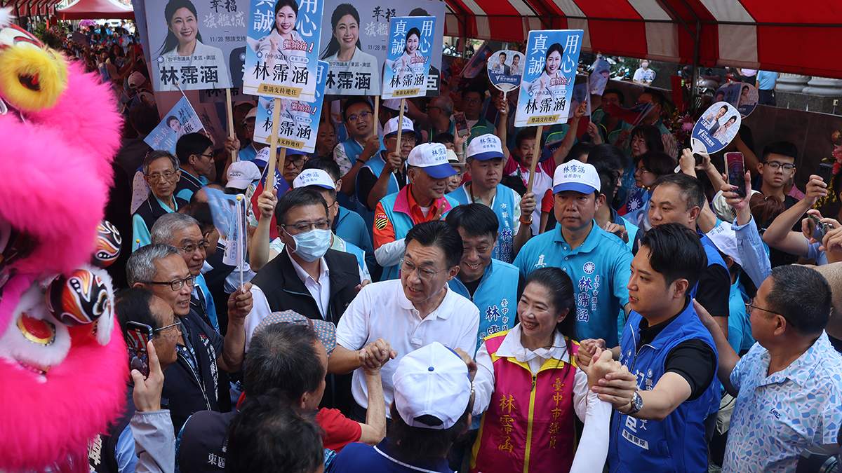 盧秀燕率局處首長站台!江啟臣讚林霈涵「東南區無可取代」 上千人競總喊凍蒜 4 江啟臣稱林霈涵是東南區無可取代的女性議員,盼攜手合作推動台中建設。